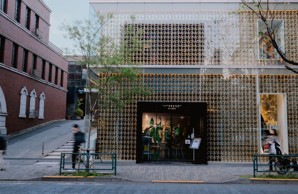 Explore a modern Tokyo bistro with a distinctive geometric facade, showcasing contemporary urban architecture.