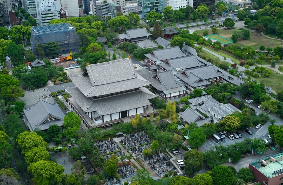 Aerial view showcasing the historic Zojoji Temple surrounded by lush greenery in Tokyo, Japan.