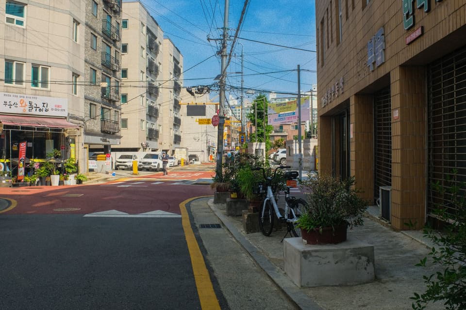 Peaceful urban street corner in Seoul, showcasing typical architecture and signage.
