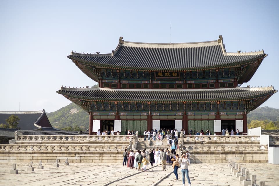 Historic Gyeongbokgung Palace in Seoul, showcasing traditional Korean architecture.