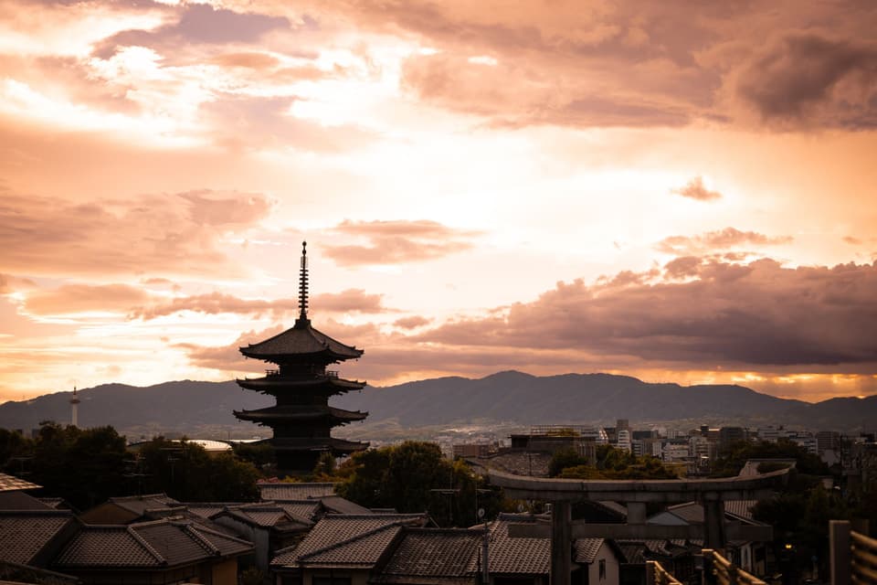 Captivating view of the Yasaka Pagoda at sunset in Kyoto, Japan, showcasing traditional architecture.